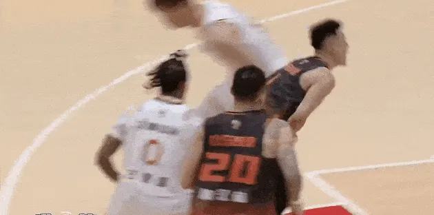 九游服务-洛夫顿大帽、古德温快攻一条龙，上海已经48-18领先山东30分