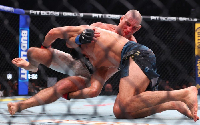 九游平台-送车臣狼王生涯首败！UFC328中量级冠军战：斯特里克兰爆冷夺冠|奇马耶夫|凯文·加内特|肖恩-斯特里克兰|坎扎特-奇马耶夫|白大拿_新浪体育_新浪新闻